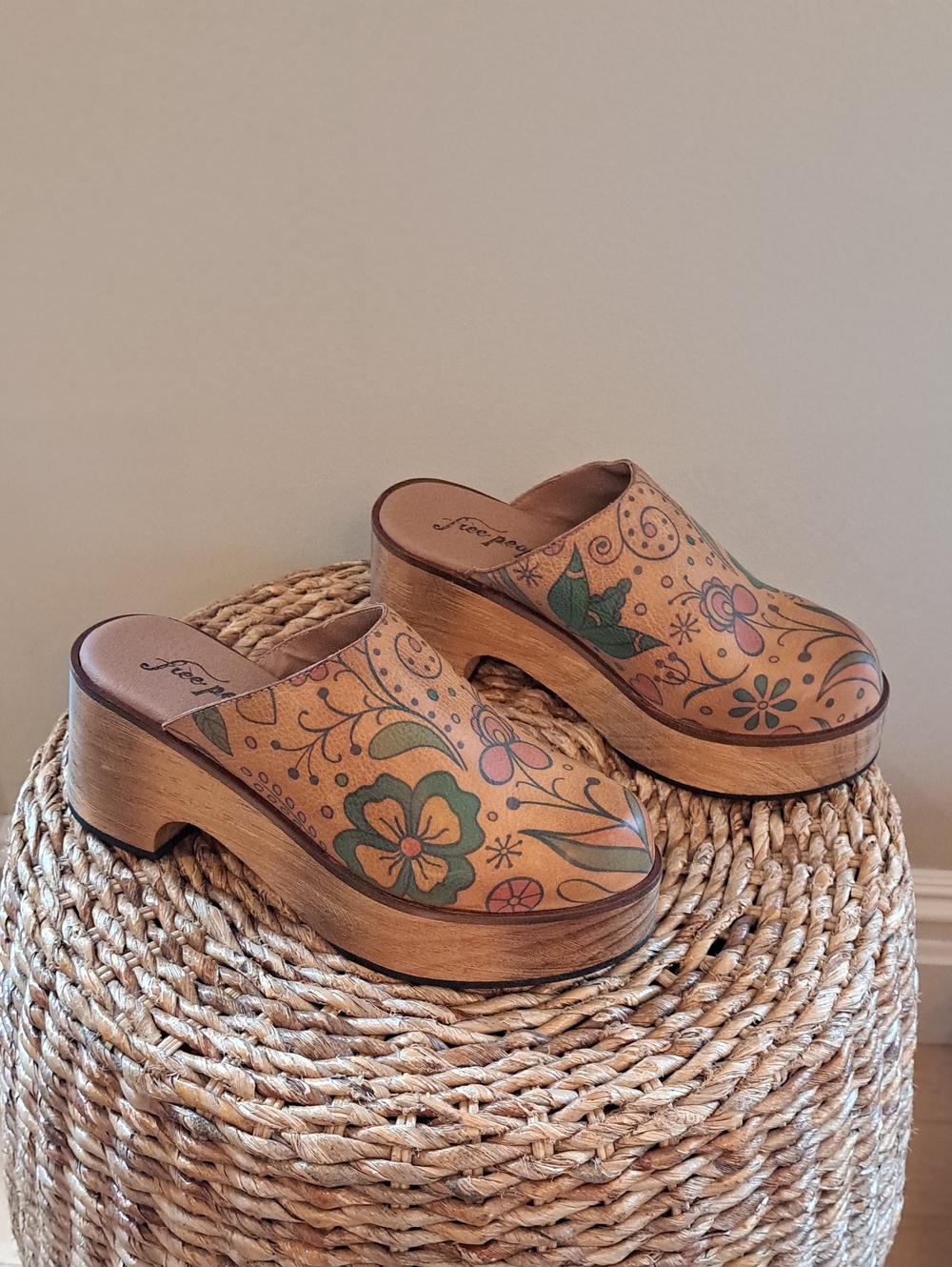 NWOT FREE PEOPLE Womens Patsy Floral Print Brown Leather Boho Wood Clogs 38/7.5